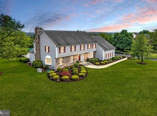 5 Long Way, Hopewell, NJ 08525