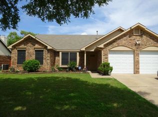 151 Summit Ct, Grand Prairie, TX 75052