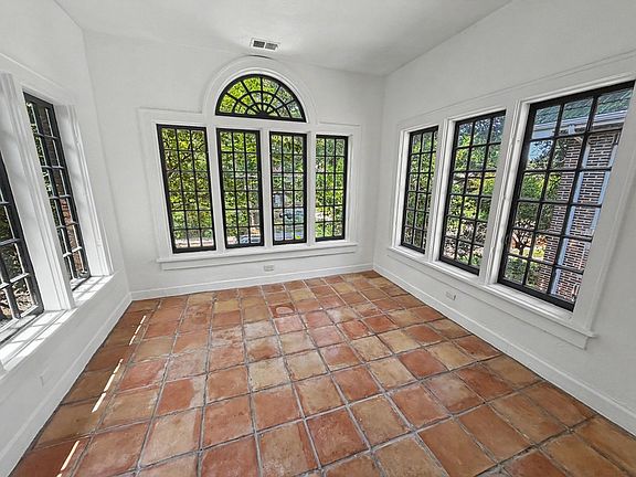 2nd image of 340 N McLean Blvd APT 4