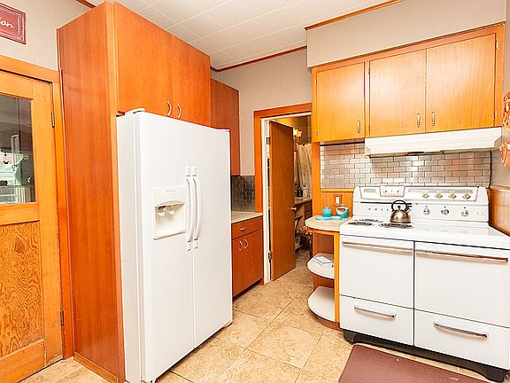 3rd image of 2122 Lombard Ave