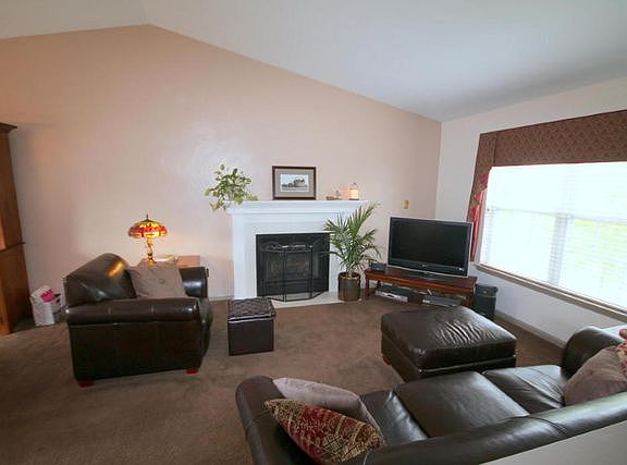 3rd image of 1926 Summerfield Dr