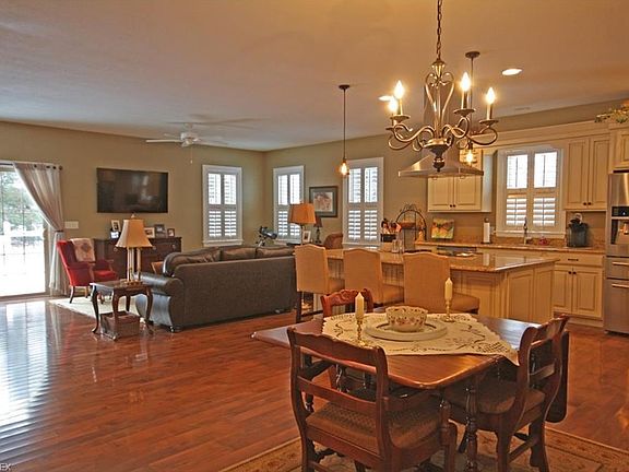 4th image of 10 Barnstone Ln
