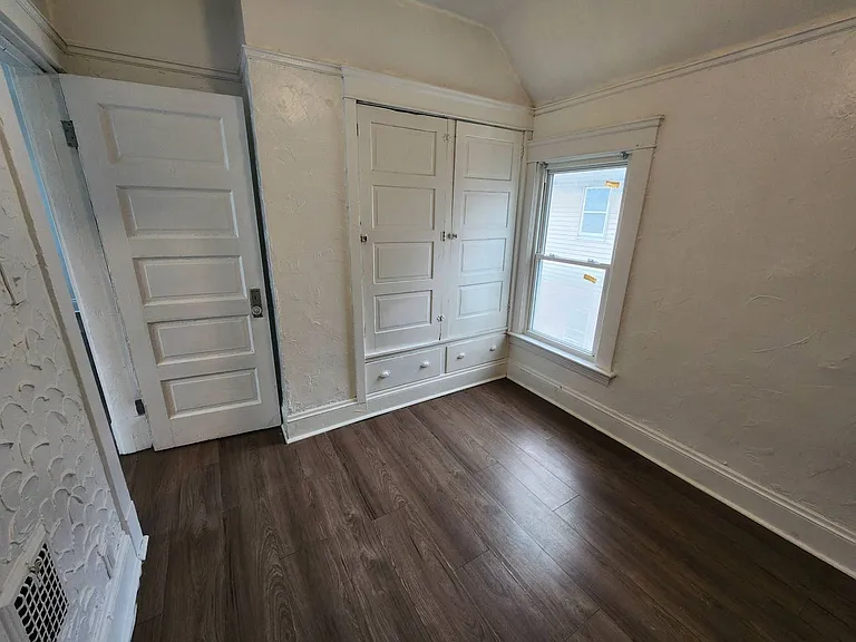 13900 Potomac Ave — Photo 31