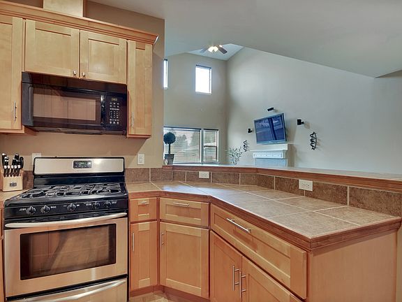 3rd image of 901 E 70th St