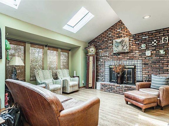 3rd image of 6 Shadywood Ct