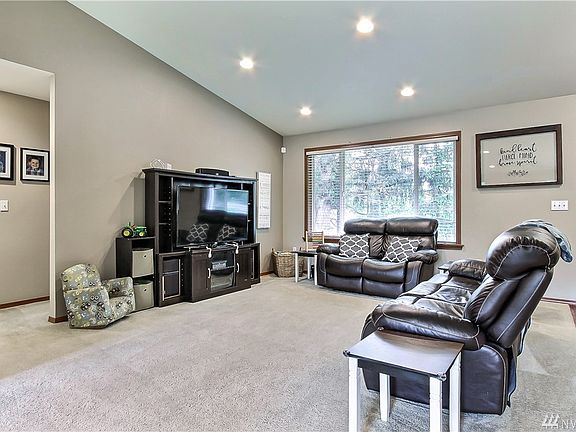 Roomy great room with designer paint and extra LED can lights