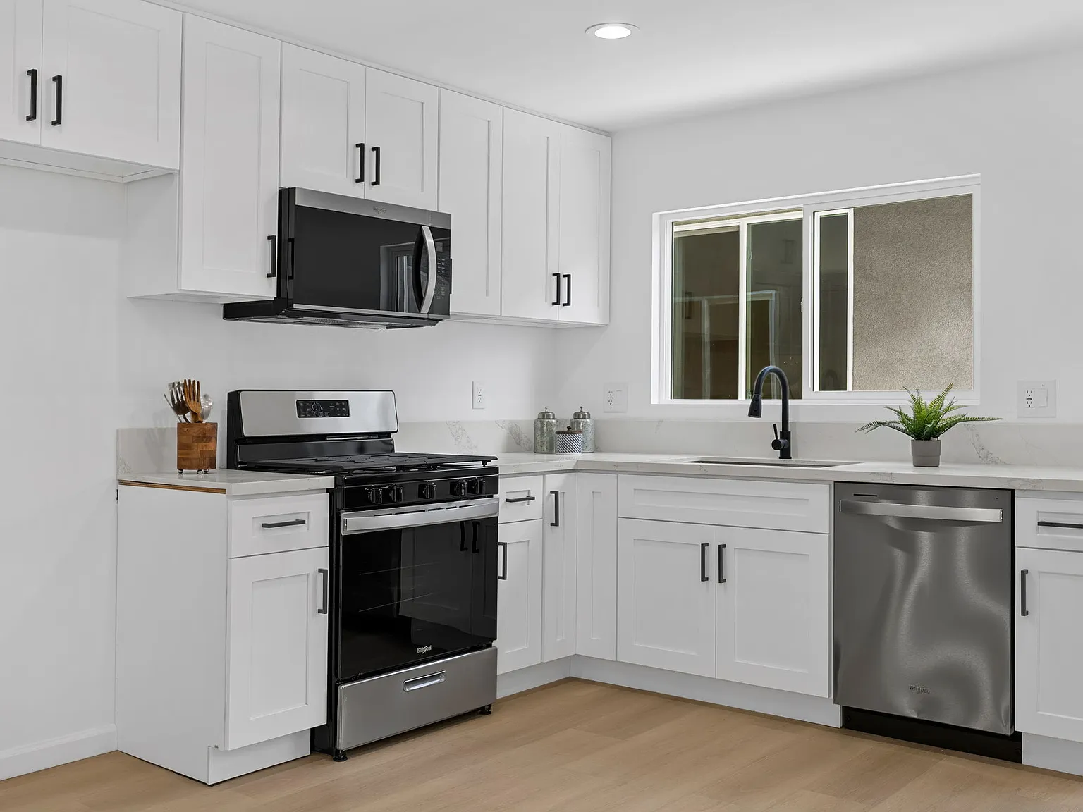 3 bed, 1050 sqft, $3,649 — Photo 2