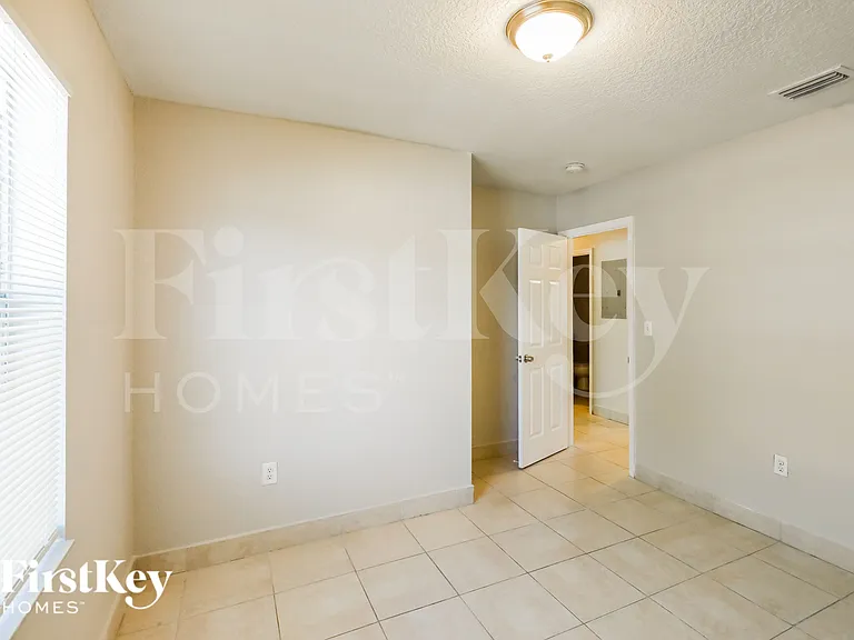 19420 NW 32nd Ave — Photo 14