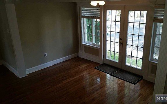 5th image of 214 Myrtle Ave
