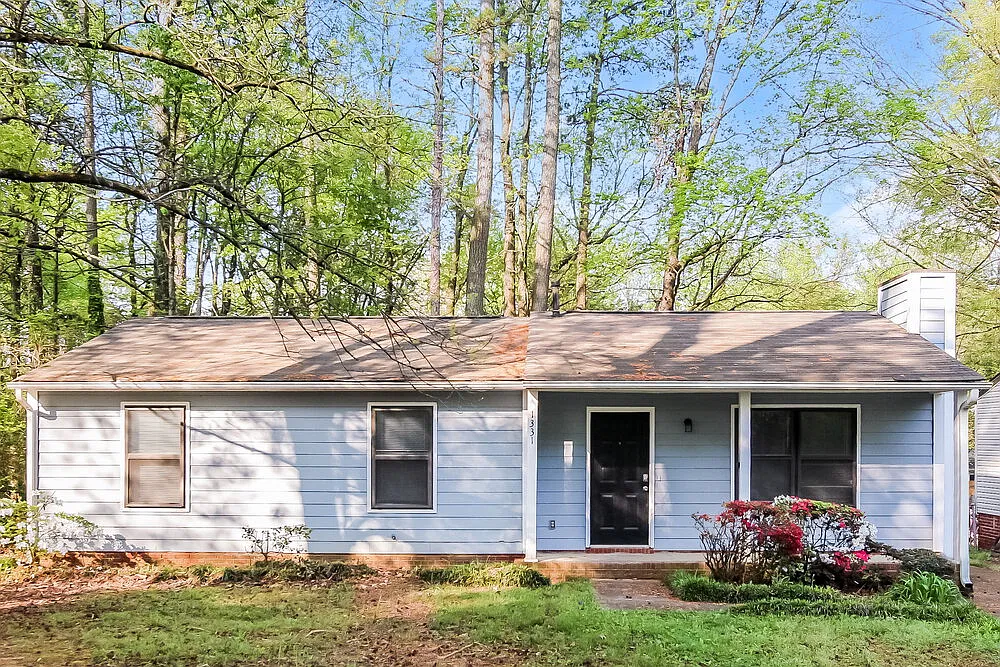 3 bed, 1.0 bath, 1164 sqft, $1,720 — Photo 1