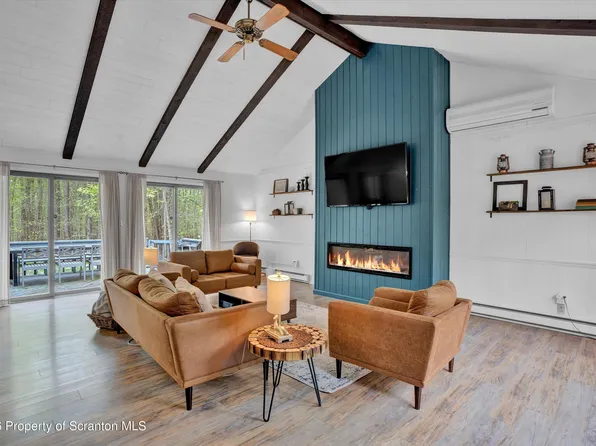 42 S Lehigh River Dr, Gouldsboro, PA 18424