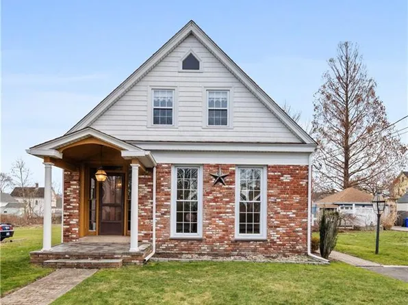 94 Church St, Bristol, RI 02809