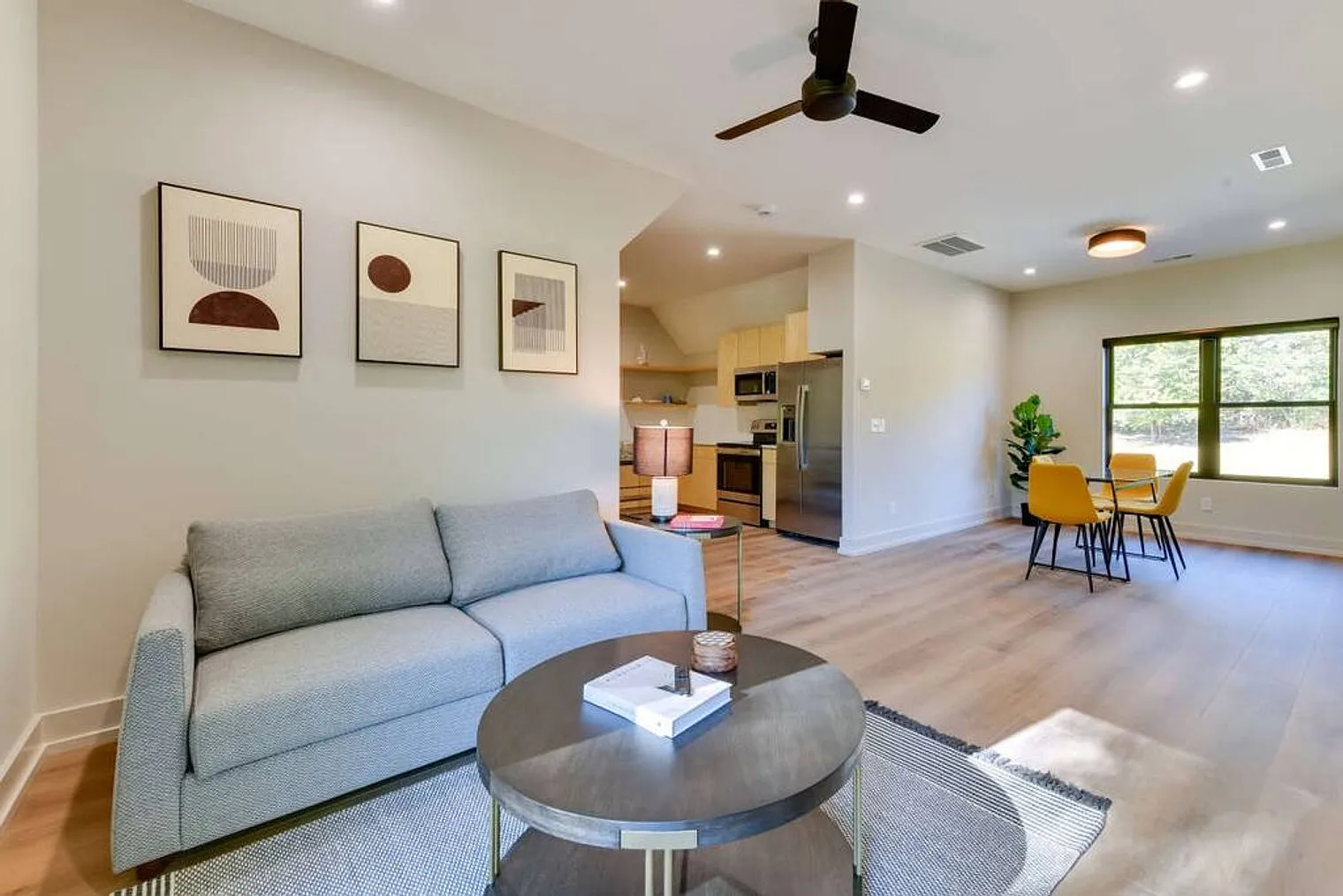 1 bed, 1.0 bath, 742 sqft, $2,301 — Photo 2
