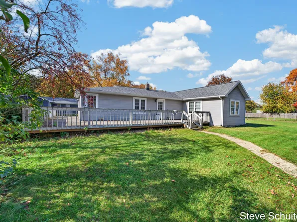 15469 Pruin St, Spring Lake, MI 49456