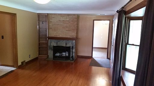 3rd image of 748 Lexington Pkwy S
