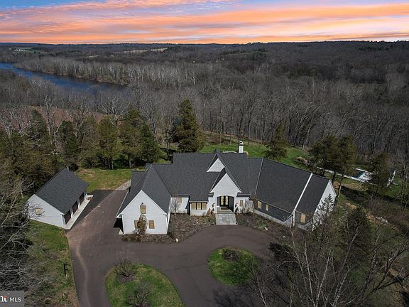 3rd image of 2 Cedar Ln