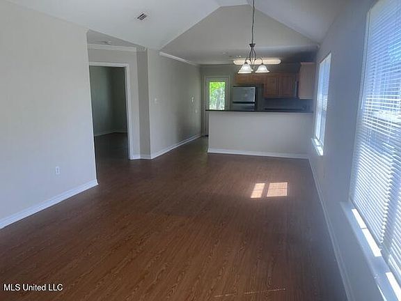 3rd image of 117 Hawthorne Dr