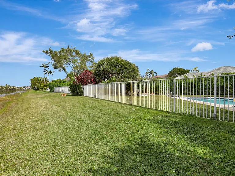 1653 Winterberry Ln — Photo 21