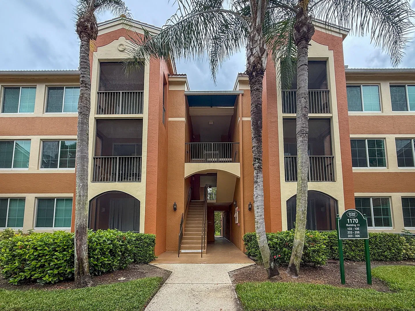 ** 1 Bedroom\1 Bath Unfurnished 1st Floor Unit Available For A Long-Term Tenant ** Lake View ** U... — Photo 4