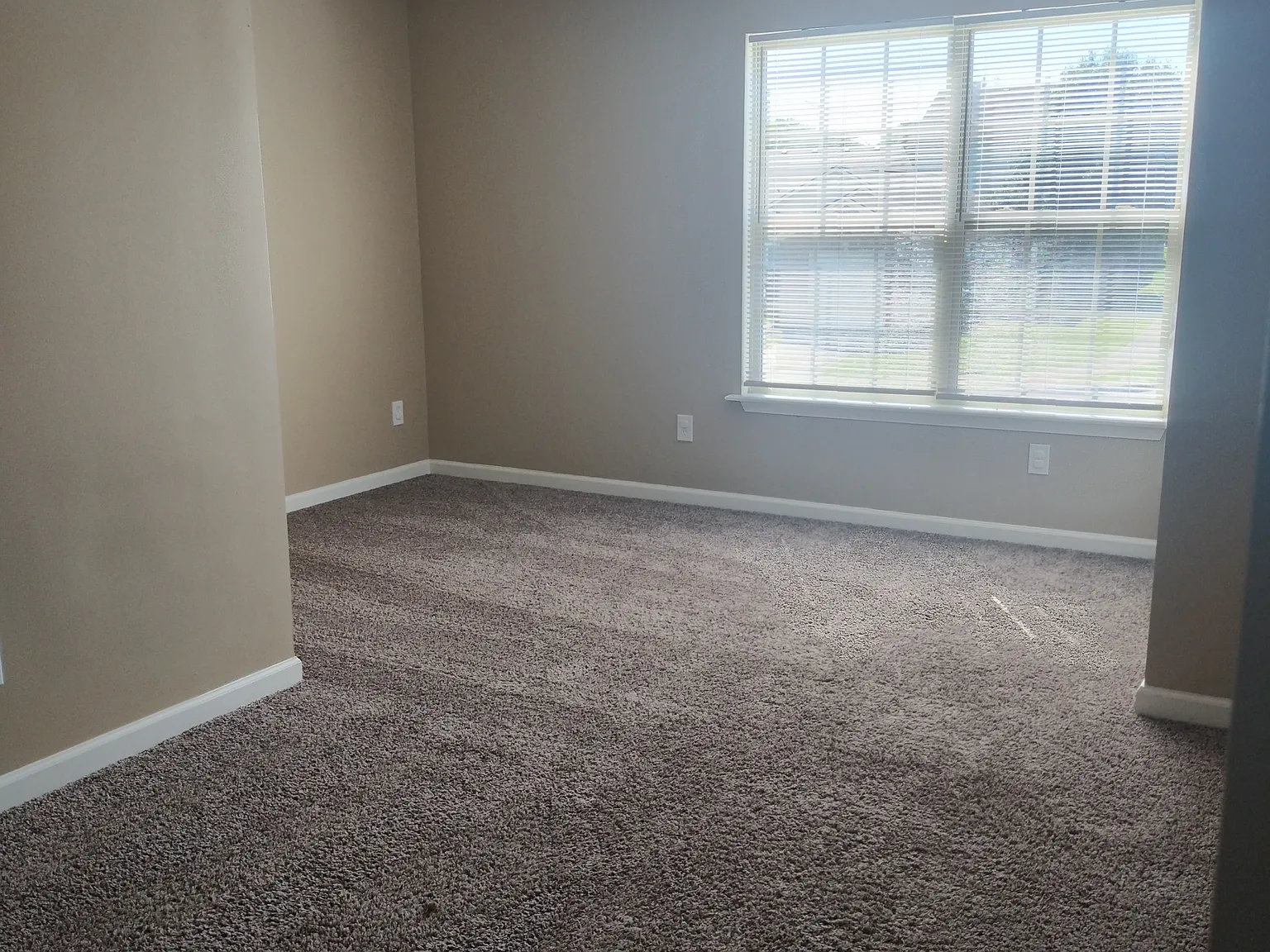 4 bed, 2.5 bath, 1837 sqft, $2,125 — Photo 3