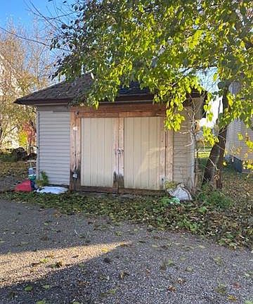 3rd image of 1508 Lapeer Ave