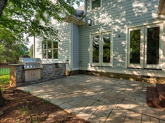 3rd image of 693 Hawthorne Pl