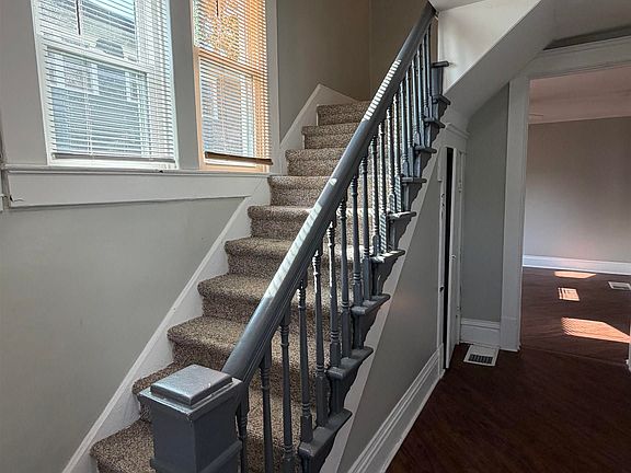 2nd image of 721 W 6th St
