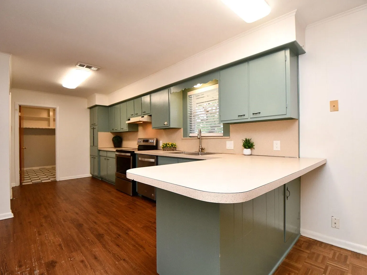 3 bed, 2.0 bath, 1814 sqft, $2,100 — Photo 2