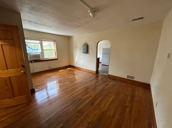 18 Cleveland Ave APT 4, Westover, WV 26501