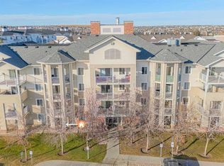 17 S Country Village Bay NE #105, Calgary, AB T3K5Z3