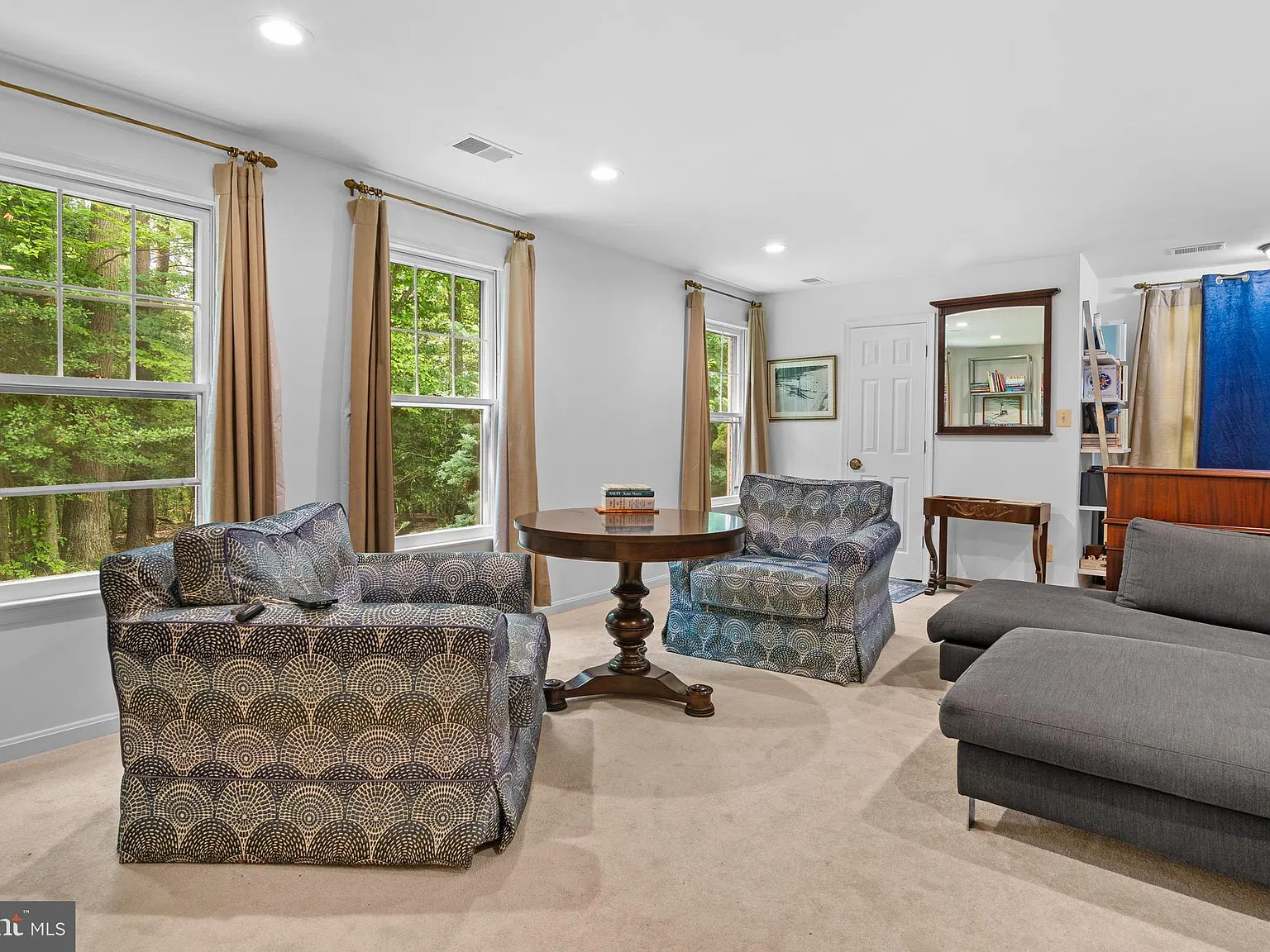 3 bed, 4.0 bath, 2640 sqft, $3,500 — Photo 2