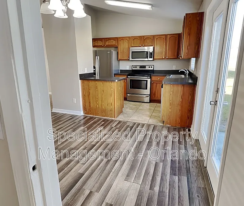 3 bed, 2.0 bath, 1357 sqft, $1,750 — Photo 4