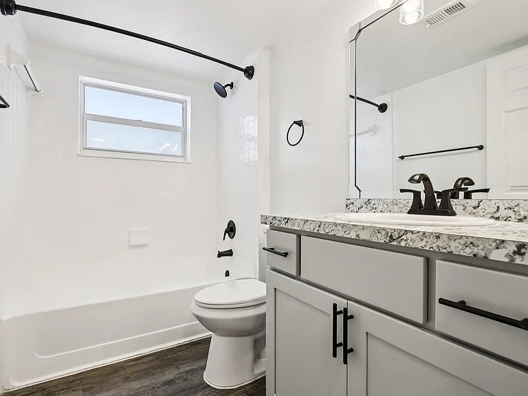 Lakeside Glen Apartments — Photo 16
