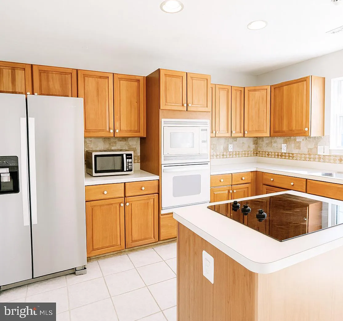 3 bed, 4.0 bath, 2695 sqft, $2,600 — Photo 3