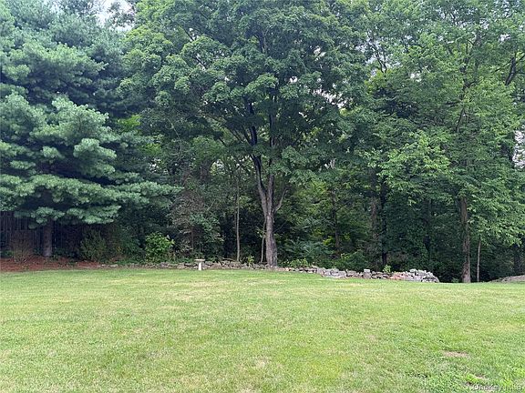 5th image of 36 Greenvale Farms Rd