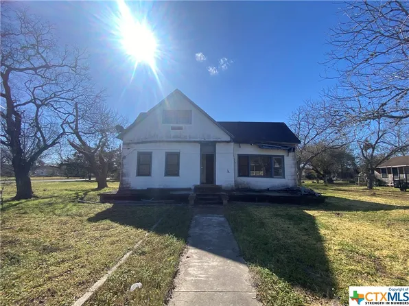 709 E Newman St, Cuero, TX 77954