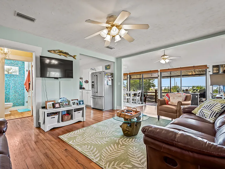 4 Oyster Bay Dr — Photo 2