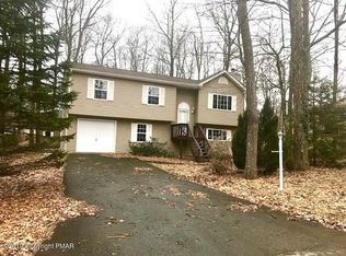3204 Hamlet Dr, Tobyhanna, PA 18466