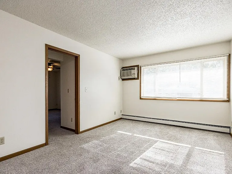 Dodge Street Apartments — Photo 9