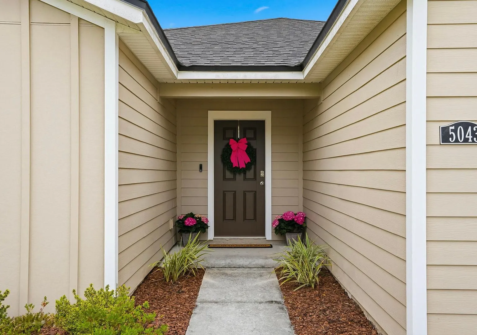 Discover modern comfort at 5043 Big Pine Drive in Jacksonville, FL.This nearly new 3-bedroom, 2-b... — Photo 2