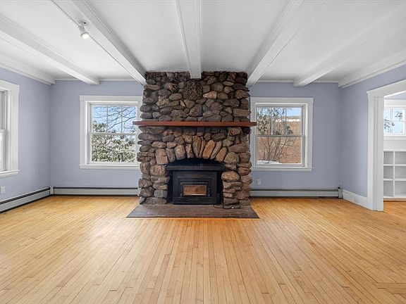 4th image of 207 Pleasant St