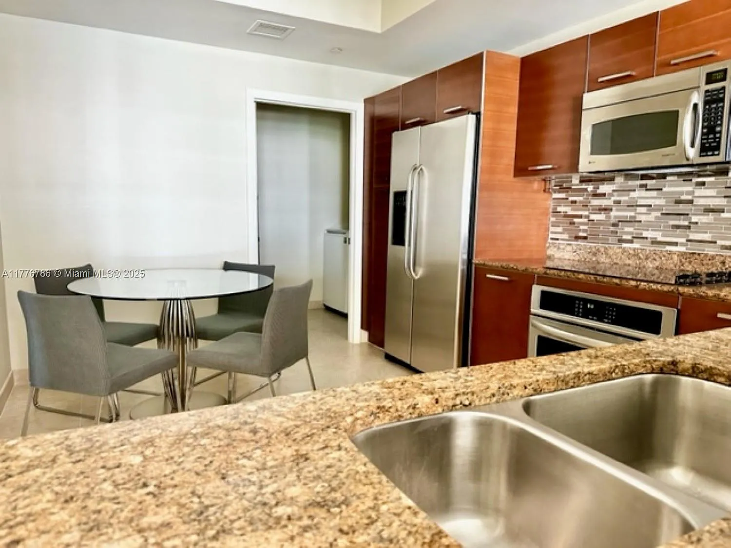 3 bed, 2.5 bath, 1883 sqft, $4,950 — Photo 4