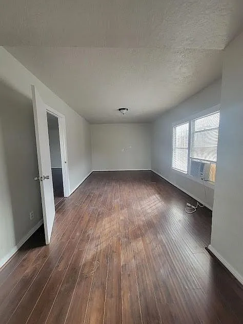 3 bed, 1.0 bath, 1350 sqft, $1,350 — Photo 4