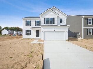 381 Edge Brook Dr, Holly, MI 48442