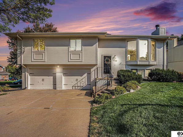 7731 La Vista Dr, La Vista, NE 68128