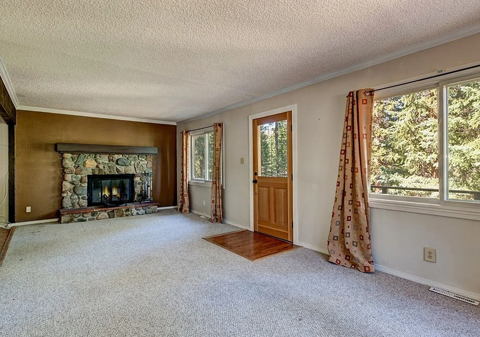 Garage! 4th bedroom or extra living! Cabin in the woods! Blue River! — Photo 4