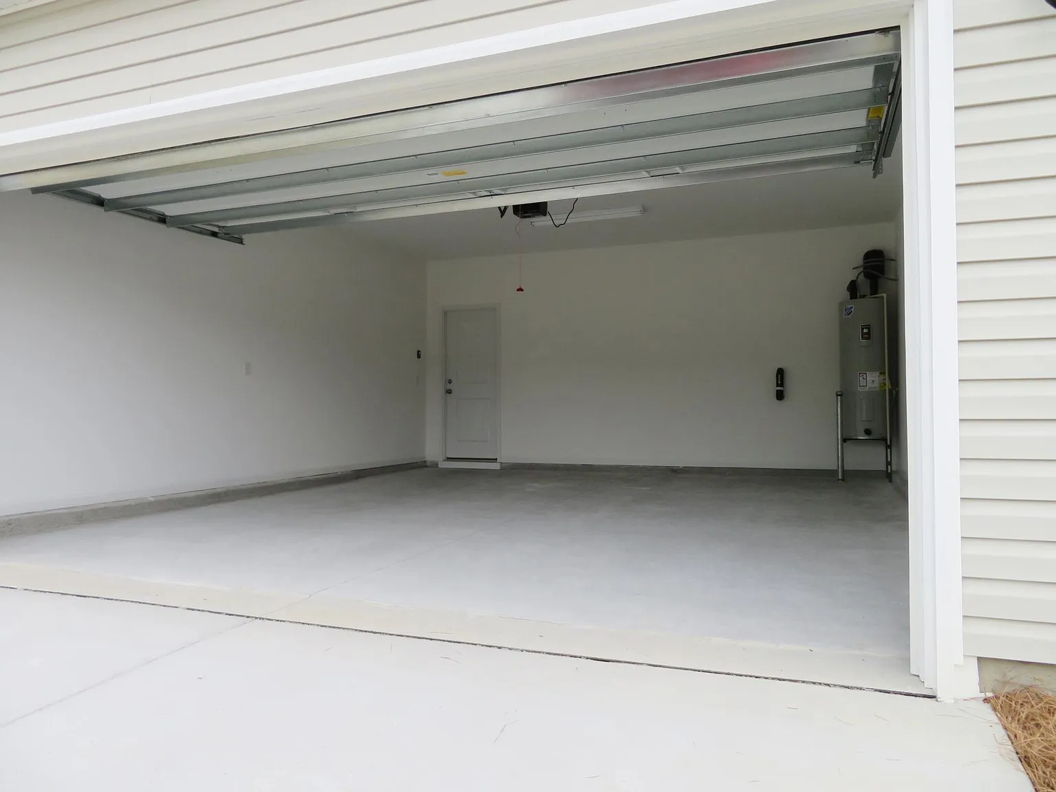 4 bed, 2.5 bath, 2200 sqft, $2,400 — Photo 2