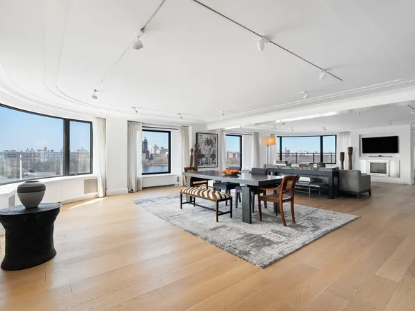 1050 5th Avenue 19B image 2 of 14