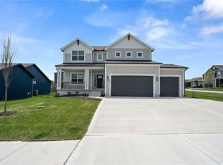 1533 SW Georgetown Dr, Lees Summit, MO 64082