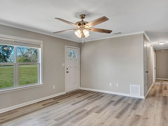 4th image of 216 Leslie Hwy
